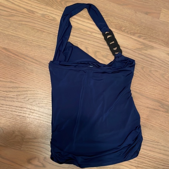 Asymmetrical halter top - Picture 4 of 5